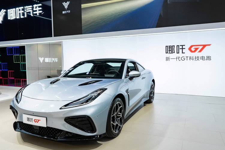 广州289哪吒汽车在智能汽车领域的表现，领途汽车在新能源汽车市场中的影响力